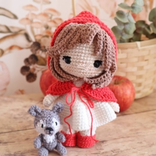 Le Petit Chaperon Rouge et son doudou loup... 🐺❤️

Dans cette histoire, le loup n'est pas si effrayant. Il est même devenu son plus fidèle compagnon, toujours prêt pour un câlin.

Un adorable duo pour revisiter ce conte que nous connaissons tous. 

>> Disponible :
• en kit (patron offert pour l'achat du kit)
• dans mon ebook "Au fil des contes, il était une maille" qui rassemble 5 duos inspirés de contes traditionnels. 

Vous aimez les amigurumis inspirés des contes ? ღ

#pensebonheur #crochetkit #redridinghoodamigurumi #redridinghoodcrochet #littleredridinghood